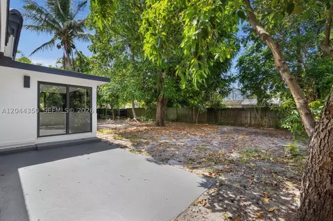 Exterior - 770 NE 160th St, Miami, FL 33162 photo 4 of 8