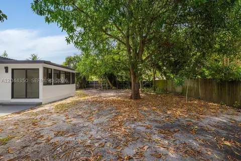 Exterior - 770 NE 160th St, Miami, FL 33162 photo 3 of 8