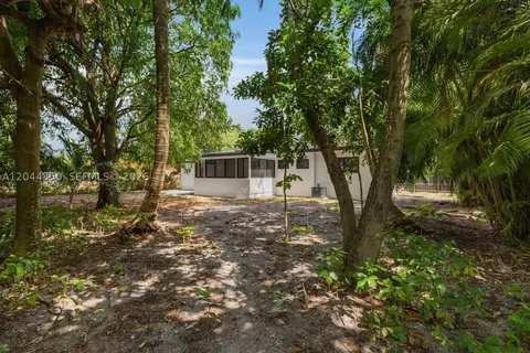 Exterior - 770 NE 160th St, Miami, FL 33162 photo 7 of 8