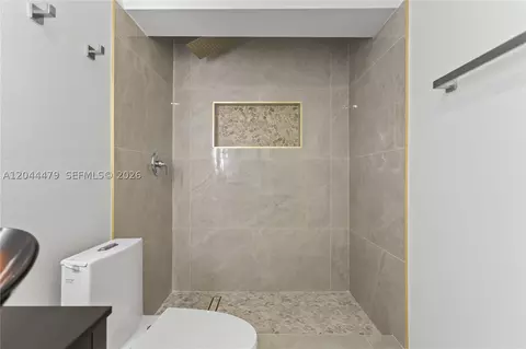 Bath - 191 SE 6th Ave, Hialeah, FL 33010 photo 2 of 4