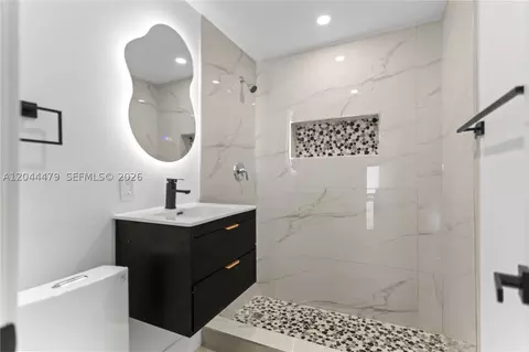 Bath - 191 SE 6th Ave, Hialeah, FL 33010 photo 3 of 4