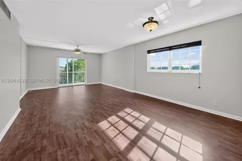Living - 9101 W Sample Rd #306, Coral Springs, FL 33065 photo 2 of 4