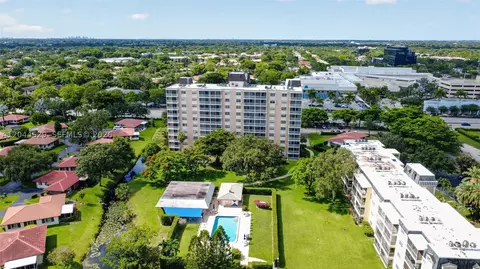View/Area - 9101 W Sample Rd #306, Coral Springs, FL 33065 photo 2 of 7