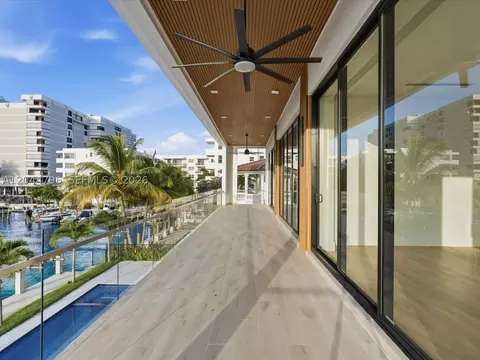 Exterior - 2 Sunset Ln, Pompano Beach, FL 33062 photo 5 of 11
