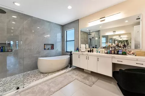 Bath - 8524 Shoreacres St, Boca Raton, FL 33434 photo 9 of 9