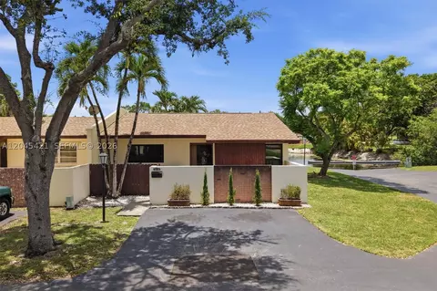 13776 Kendale Lakes Dr, Miami, FL 33183