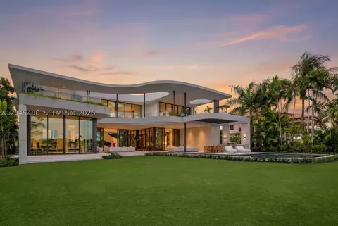 1015 S Southlake Dr, Hollywood, FL 33019