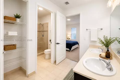 Bath - 3209 W 98th Pl, Hialeah, FL 33018 photo 1 of 3