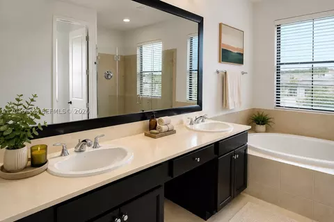Bath - 3209 W 98th Pl, Hialeah, FL 33018 photo 2 of 3