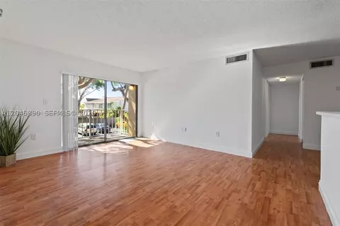 15600 SW 80th St #L-203, Miami, FL 33193