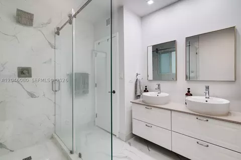Bath - 2215 Tequesta Ln, Miami, FL 33133 photo 1 of 1