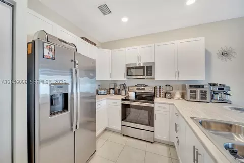 Kitchen - 11295 W 34th Way, Hialeah, FL 33018 photo 3 of 5