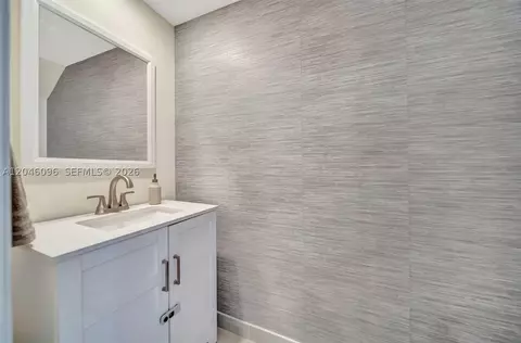 Bath - 11295 W 34th Way, Hialeah, FL 33018 photo 2 of 2