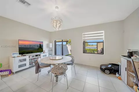Dining - 11295 W 34th Way, Hialeah, FL 33018 photo 1 of 3