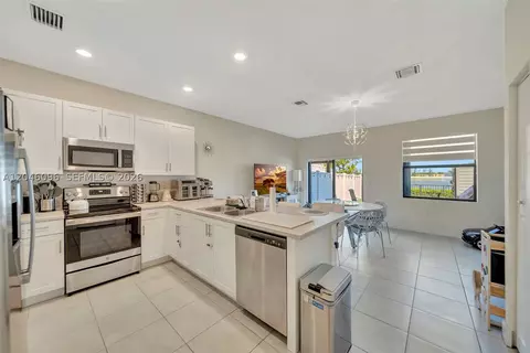 Kitchen - 11295 W 34th Way, Hialeah, FL 33018 photo 1 of 5