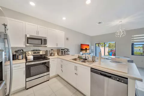 Kitchen - 11295 W 34th Way, Hialeah, FL 33018 photo 4 of 5