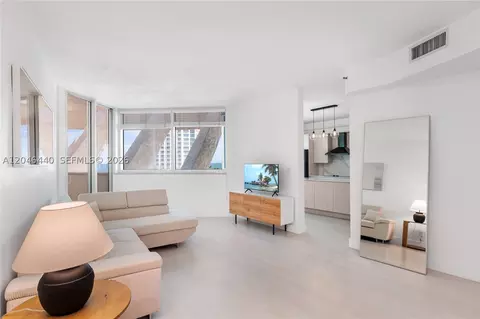300 S Pointe Dr #907, Miami Beach, FL 33139