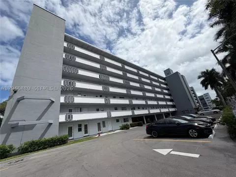 1000 NE 14th Ave #405, Hallandale Beach, FL 33009