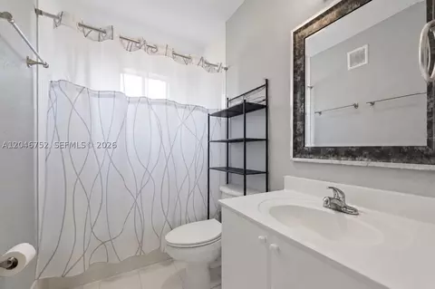 Bath - 3539 W 76th St #6, Hialeah, FL 33018 photo 1 of 3
