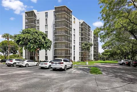3401 N Country Club Dr #109, Aventura, FL 33180