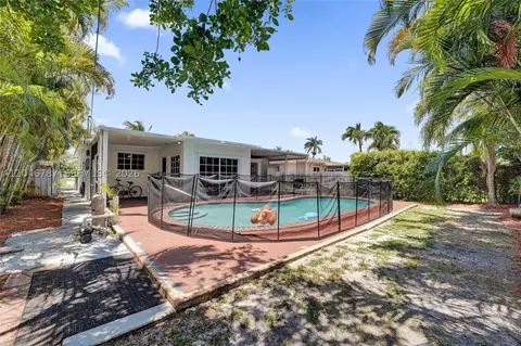 Exterior - 206 SE 3rd St, Dania Beach, FL 33004 photo 6 of 7
