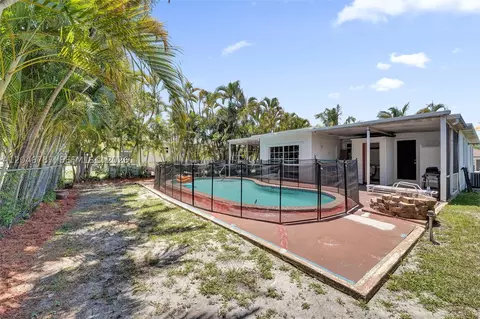 Exterior - 206 SE 3rd St, Dania Beach, FL 33004 photo 5 of 7