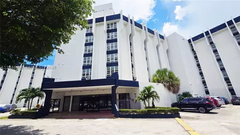 9682 Fontainebleau Blvd #203, Miami, FL 33172