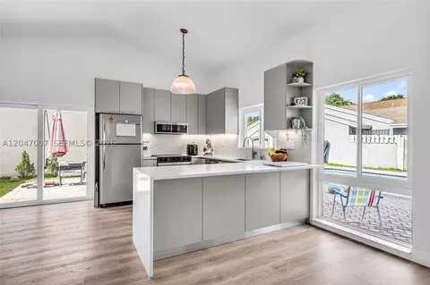 681 Pine Ridge Ter, Davie, FL 33325