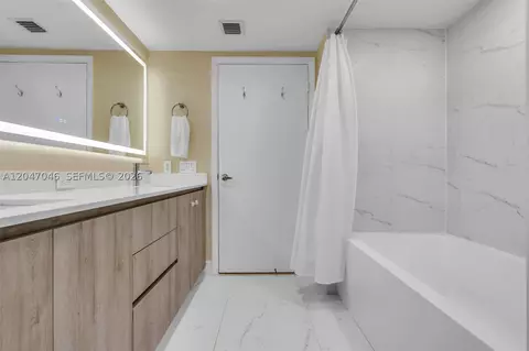 41 SE 5th St #908, Miami, FL 33131