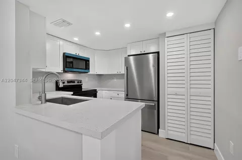 10080 NW 9th St Cir #204, Miami, FL 33172