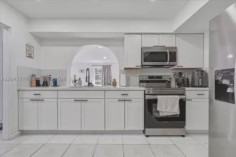Kitchen - 7850 W 16th Ave, Hialeah, FL 33014 photo 1 of 1