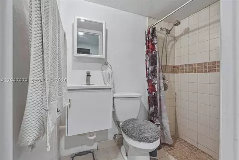 Bath - 7850 W 16th Ave, Hialeah, FL 33014 photo 3 of 4