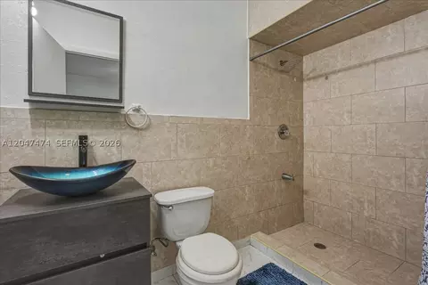 Bath - 7850 W 16th Ave, Hialeah, FL 33014 photo 4 of 4