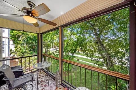 7000 NW 17th St #303, Plantation, FL 33313