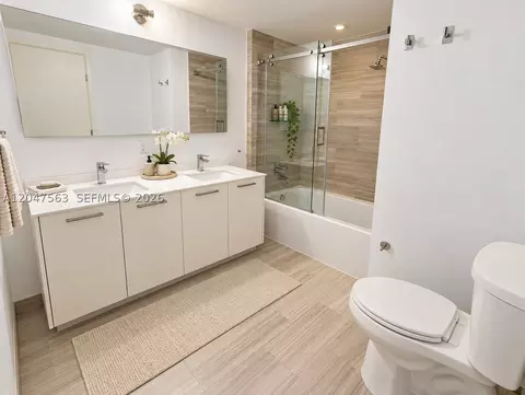 Bath - 1300 Brickell Bay Dr #1110, Miami, FL 33131 photo 2 of 2