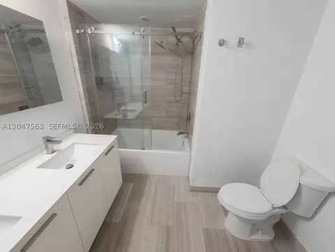 Bath - 1300 Brickell Bay Dr #1110, Miami, FL 33131 photo 2 of 2