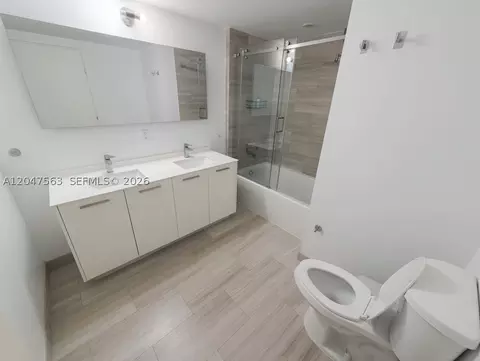 Bath - 1300 Brickell Bay Dr #1110, Miami, FL 33131 photo 1 of 2