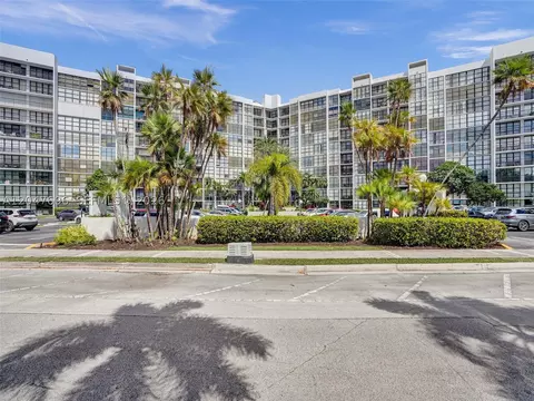800 Parkview Dr #131, Hallandale Beach, FL 33009