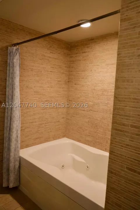 50 Biscayne Blvd #606, Miami, FL 33132