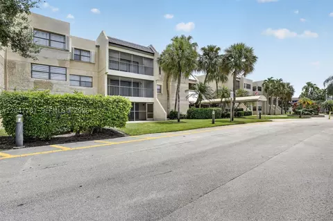 220 Lakeview Dr #210, Weston, FL 33326