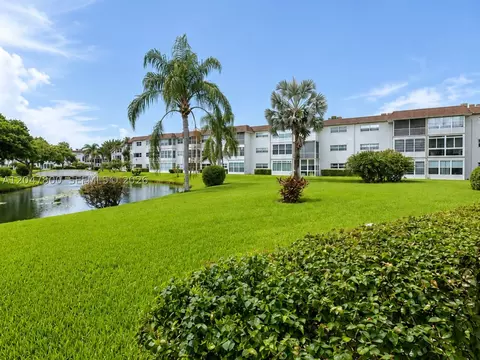 4700 NW 35th St #411, Lauderdale Lakes, FL 33319
