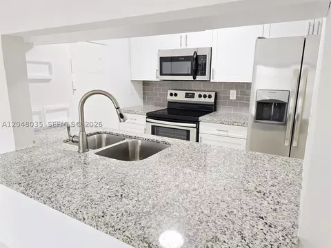 8877 Fontainebleau Blvd #202, Miami, FL 33172