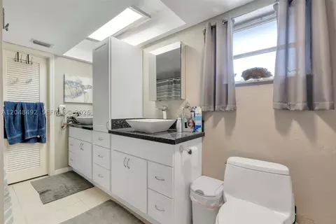 Bath - 2480 NE 46th St, Lighthouse Point, FL 33064 photo 2 of 4