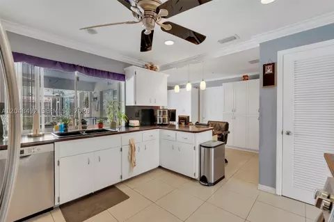 Kitchen - 2480 NE 46th St, Lighthouse Point, FL 33064 photo 4 of 7