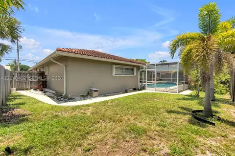 Exterior - 2480 NE 46th St, Lighthouse Point, FL 33064 photo 5 of 6