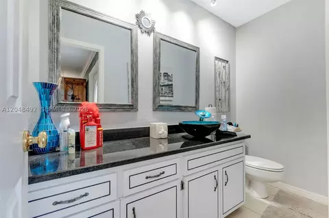 Bath - 2480 NE 46th St, Lighthouse Point, FL 33064 photo 4 of 4
