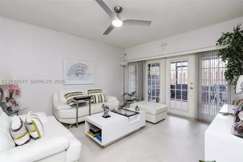 7032 SW 23rd St #16, Davie, FL 33317