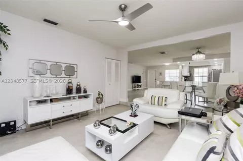 7032 SW 23rd St #16, Davie, FL 33317