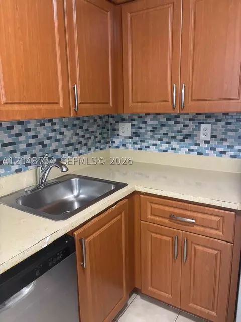 7110 NW 179th St #211, Hialeah, FL 33015