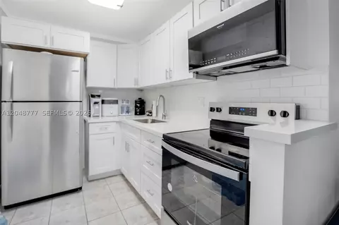 8501 NW 8th St #110, Miami, FL 33126